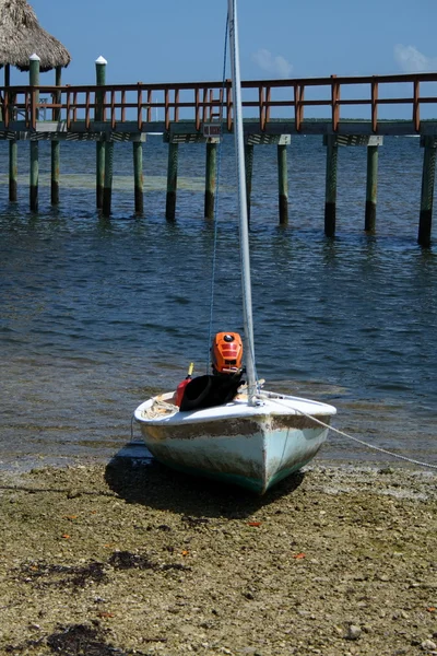 Grounded sailboat — Stock Photo, Image