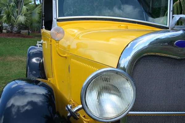 古色古香的黄色车 免版税图库照片