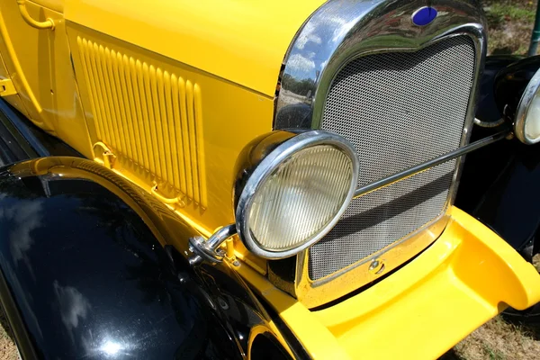 Античный жёлтый автомобиль — стоковое фото