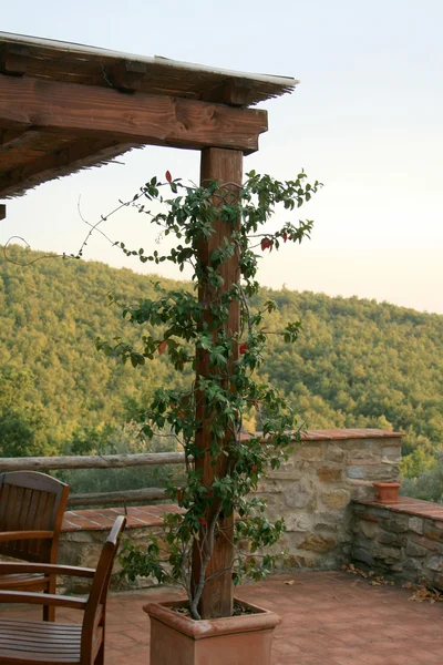 Gazebo overlooking the Tuscany hills — Stock Photo, Image