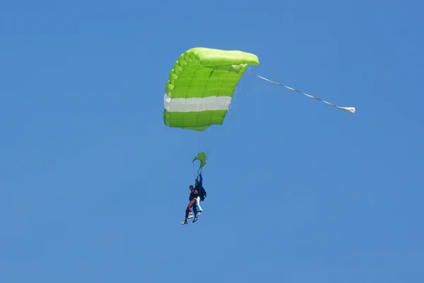 緑のパラシュート — ストック写真