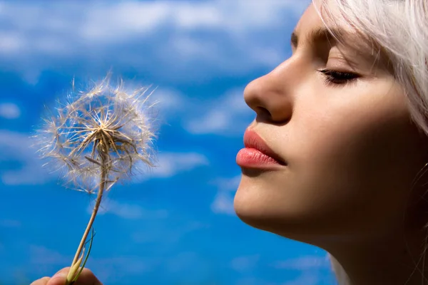 The girl with a dandelion — Stock Photo, Image