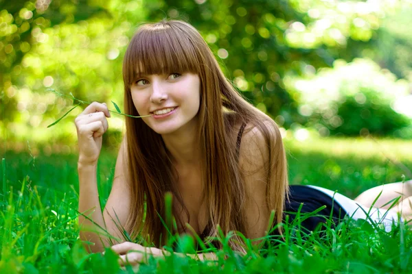 Beauty girl in park — Stock Photo, Image
