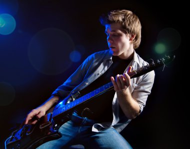 Gitarlı genç bir adamın portresi