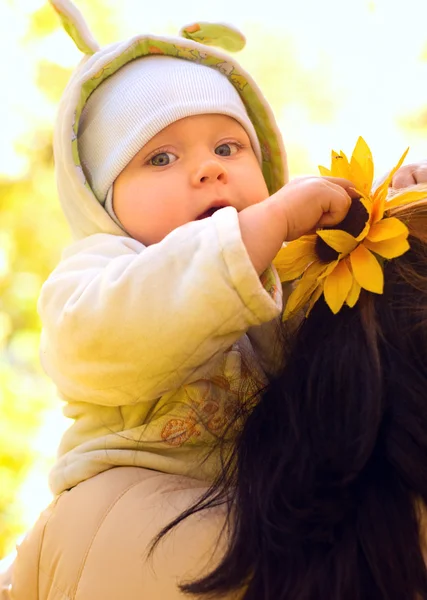 El bebé en el parque de otoño — Foto de Stock