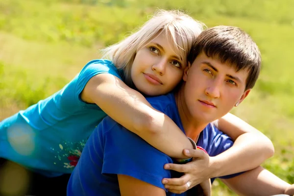 Young couple in the park. — Stock Photo, Image