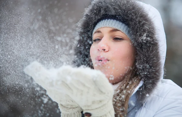 Gyönyörű nő fúj a hó — Stock Fotó