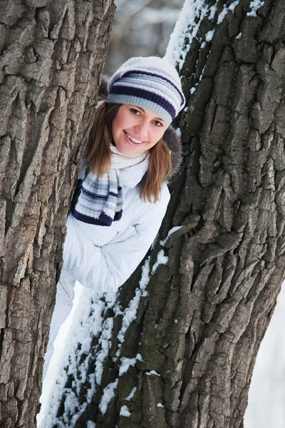 Mooie jonge vrouw in winterbos — Stockfoto