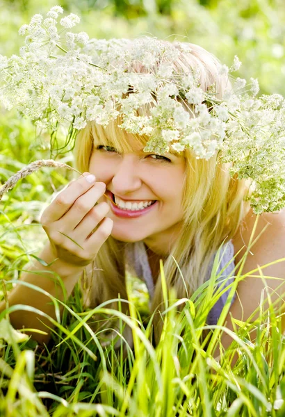 芝生の上のきれいな女の子ブロンド — ストック写真