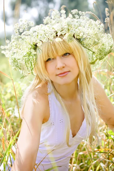 在草坪上的漂亮女孩金发 — 图库照片