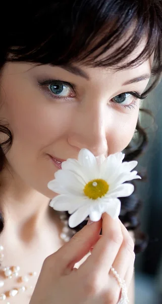 Rosto de mulher com flor — Fotografia de Stock