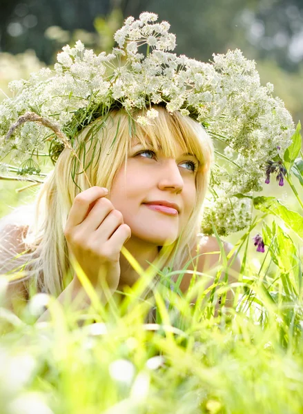 Jolie fille blonde sur une pelouse — Photo