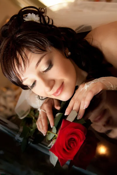 Noiva com uma rosa — Fotografia de Stock