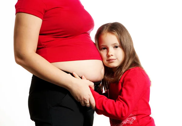 可爱的小女孩和她怀孕的母亲 — 图库照片