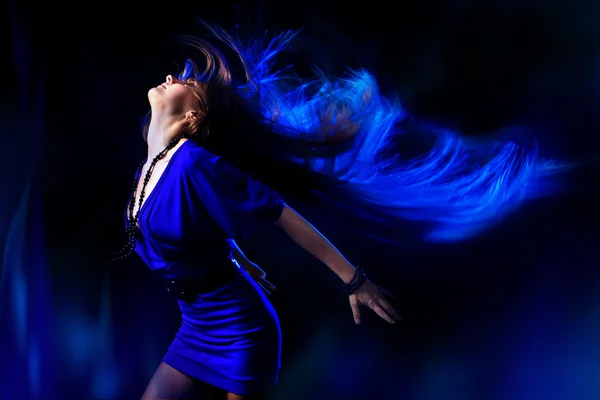 Танцующая девушка . — стоковое фото