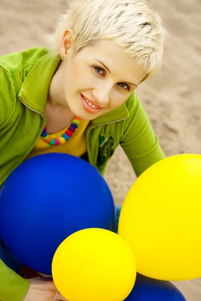 Όμορφη κοπέλα με μπαλόνια — Φωτογραφία Αρχείου