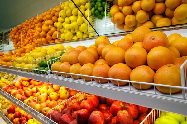 Contador con fruta en el supermercado —  Fotos de Stock