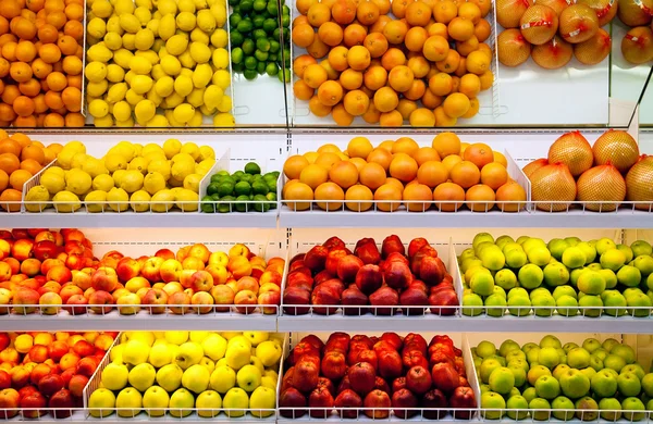 スーパー マーケットでフルーツとカウンター — ストック写真