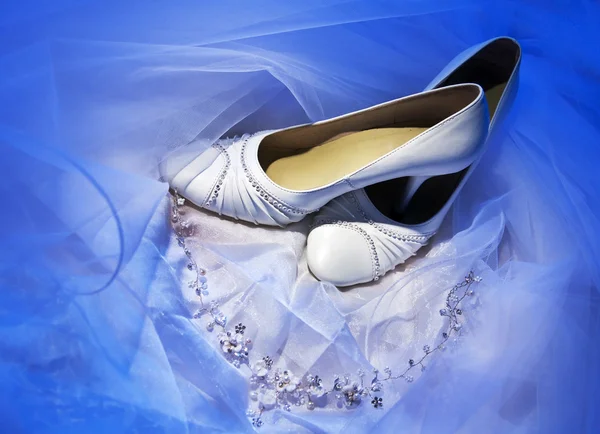 Kleid, Schuhe, Halskette der Braut — Stockfoto