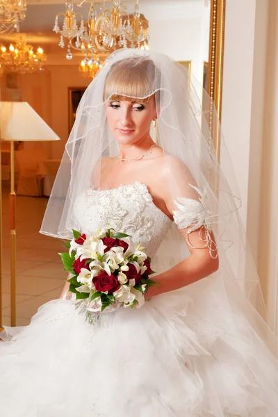 Retrato da jovem noiva com o véu . — Fotografia de Stock