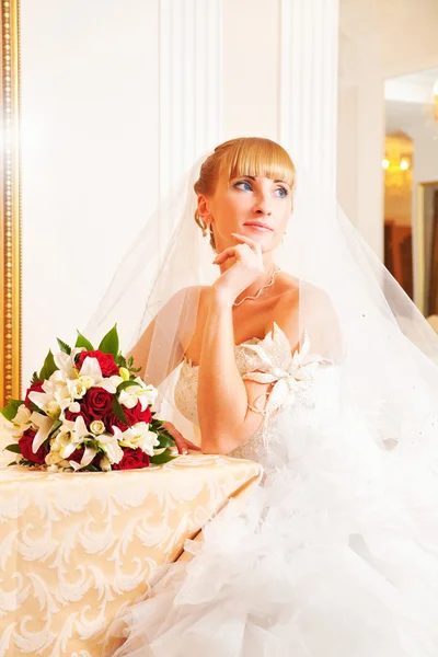 Noiva loira com o buquê . — Fotografia de Stock