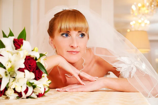 Menyasszony és egy esküvői csokor — Stock Fotó