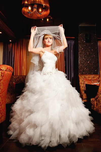 飛び回る花嫁の肖像画 — ストック写真