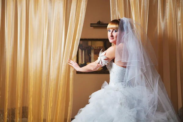 Ξανθιά νύφη κατά μια κουρτίνα — Φωτογραφία Αρχείου