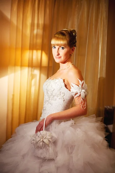 カーテンに対する金髪の花嫁 — ストック写真