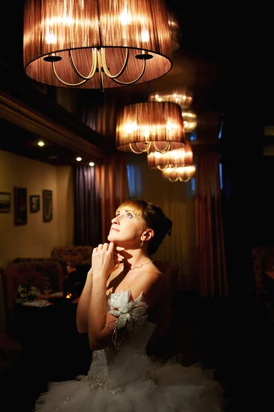 Noiva loira contra um interior — Fotografia de Stock