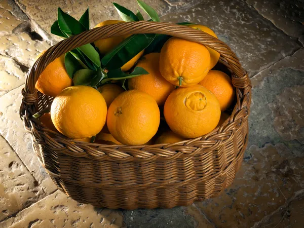 Καλάθι με πορτοκάλια — Φωτογραφία Αρχείου