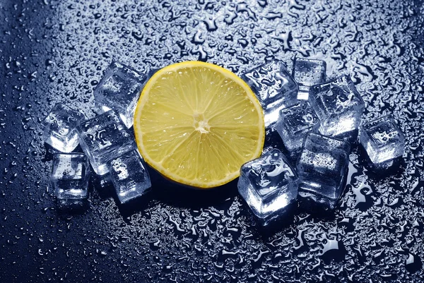 레몬 & 얼음 큐브 — 스톡 사진