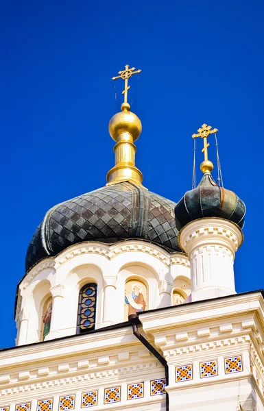 Kors och kupoler av öüñïò kyrka — Stockfoto