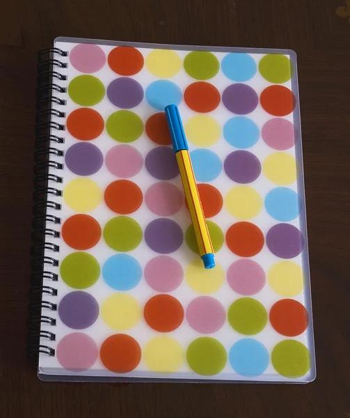 Cuaderno colorido y pluma Imagen De Stock