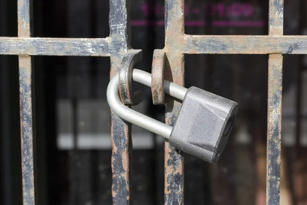 The big padlock hangs on a lattice. — Stock Photo, Image