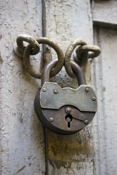 O cadeado enferrujado velho fechado — Fotografia de Stock
