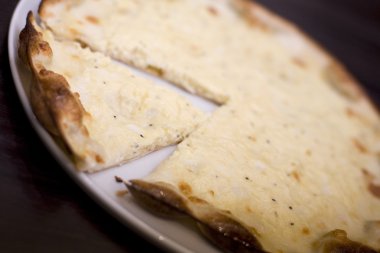 dört peynirli pizza.