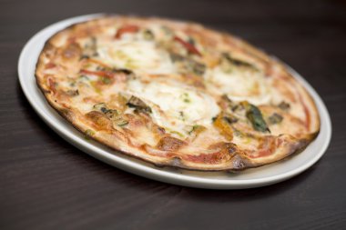 keçi peyniri ve kavrulmuş bitkisel pizza