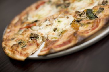 keçi peyniri ve kavrulmuş bitkisel pizza