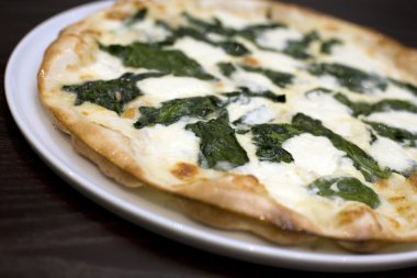 karışık peynirli ve ıspanaklı pizza