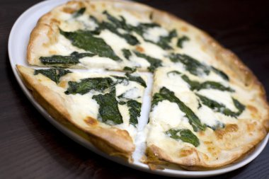 karışık peynirli ve ıspanaklı pizza