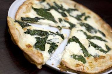 karışık peynirli ve ıspanaklı pizza