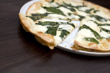 karışık peynirli ve ıspanaklı pizza