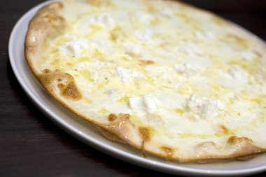 altı peynirli pizza.