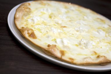 altı peynirli pizza.