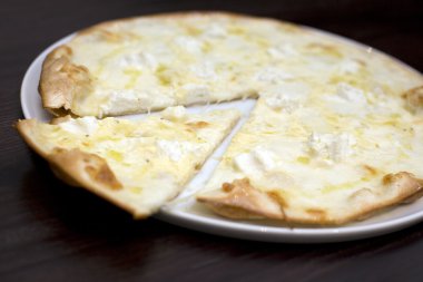 altı peynirli pizza.