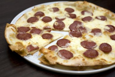 salamlı pizza