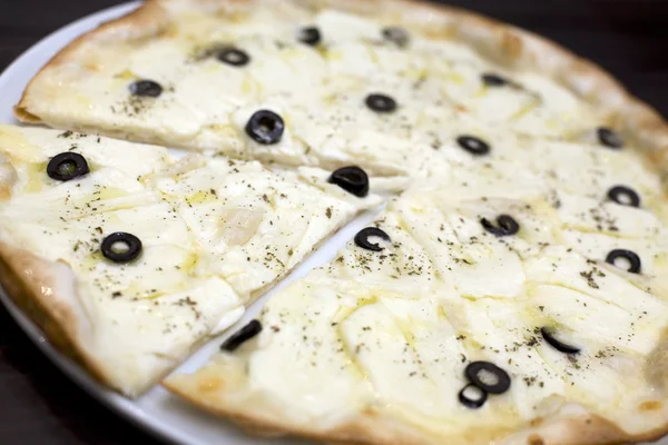 Ser halloumi i czarnymi oliwkami pizzy — Zdjęcie stockowe