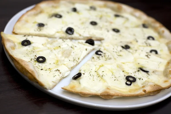 Halloumi cheese and black olives pizza — Stock Photo, Image