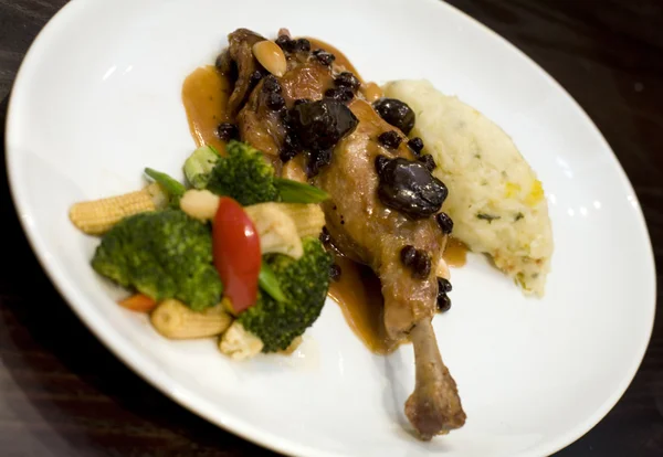 Bal ile sebze kızarmış ördek bacak sırlı — Stok fotoğraf